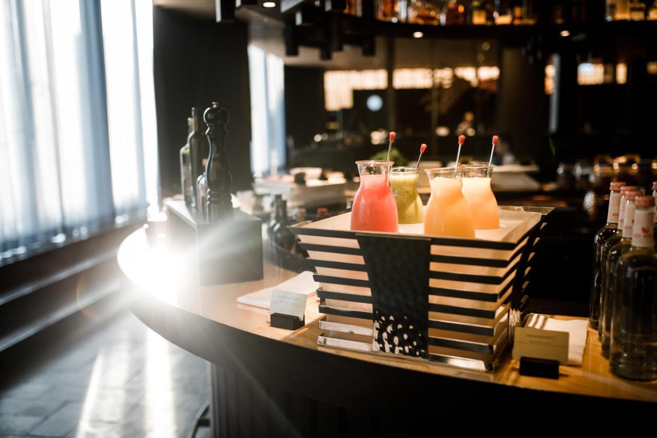 ホテル ルームス ミューニック オートグラフ コレクション ミュンヘン エクステリア 写真 A selection of cocktails at a bar