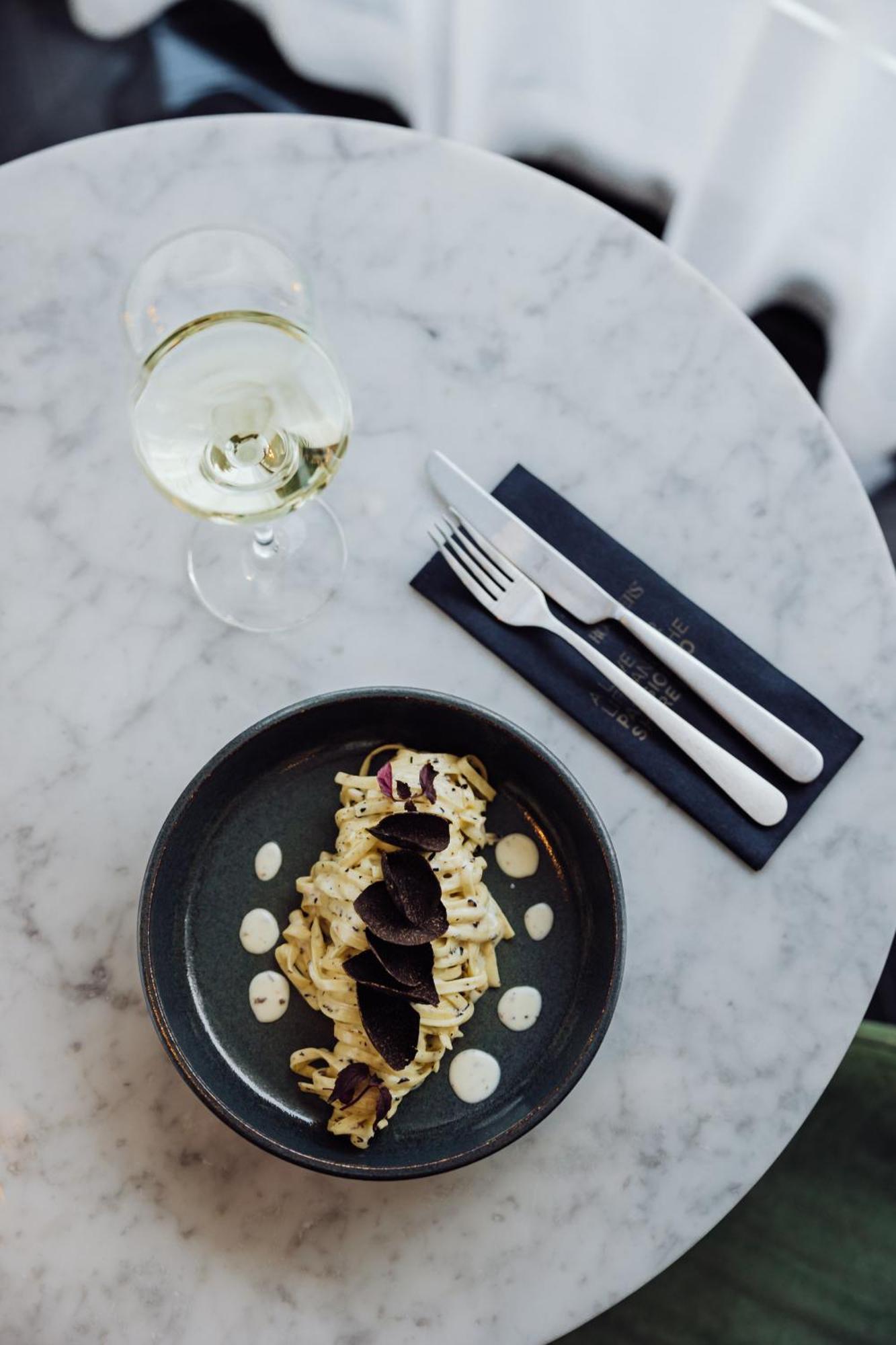 ホテル ルームス ミューニック オートグラフ コレクション ミュンヘン エクステリア 写真 A place setting with a wine glass, a fork and a knife