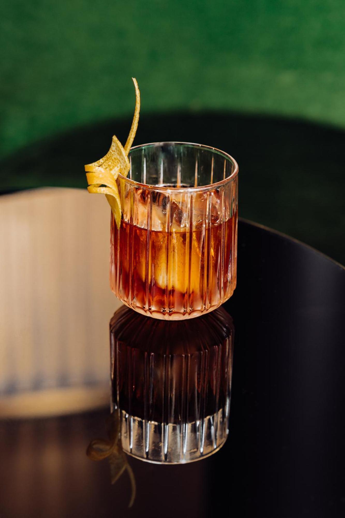 ホテル ルームス ミューニック オートグラフ コレクション ミュンヘン エクステリア 写真 A Manhattan cocktail