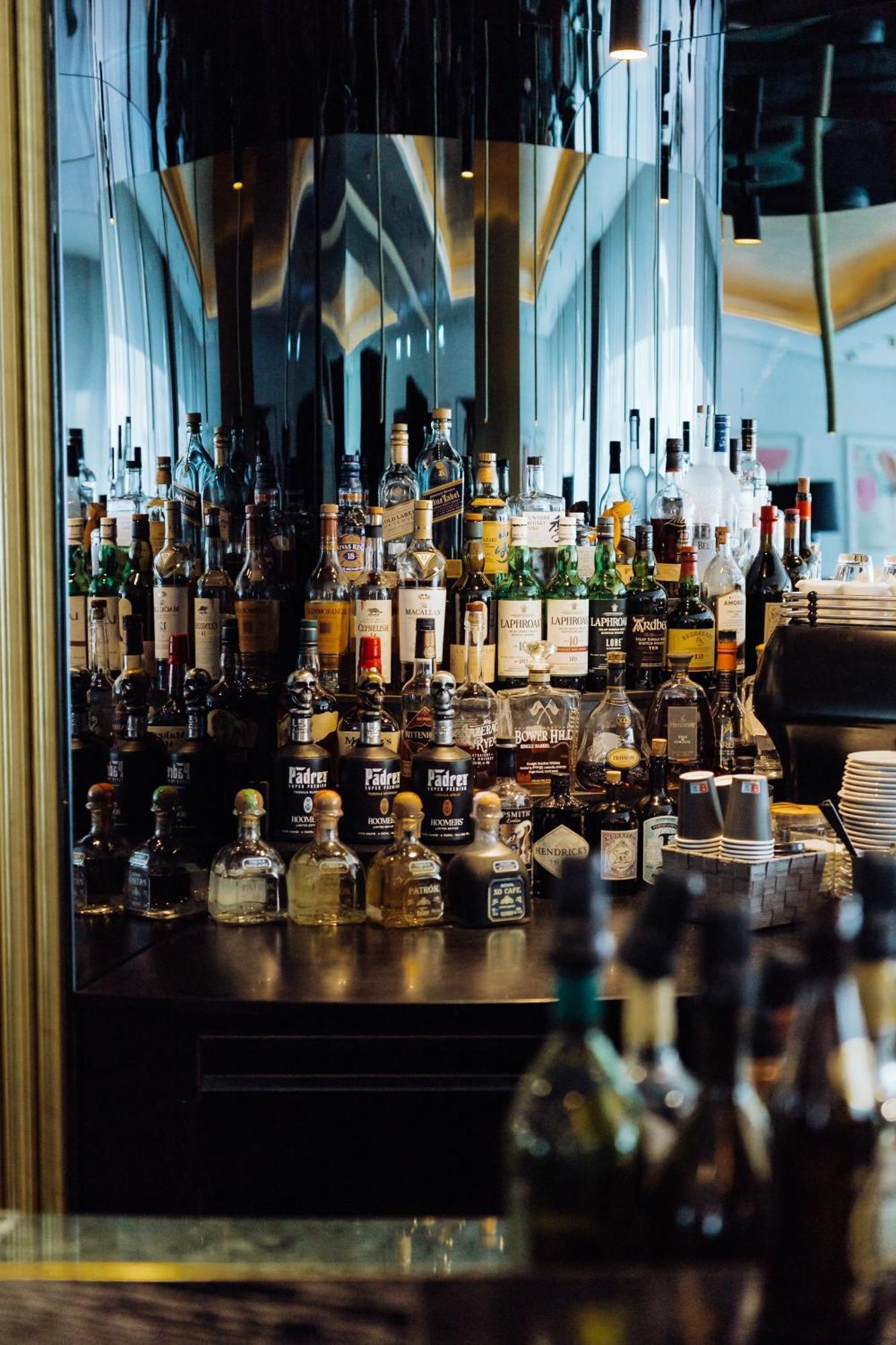 ホテル ルームス ミューニック オートグラフ コレクション ミュンヘン エクステリア 写真 A selection of liqueurs