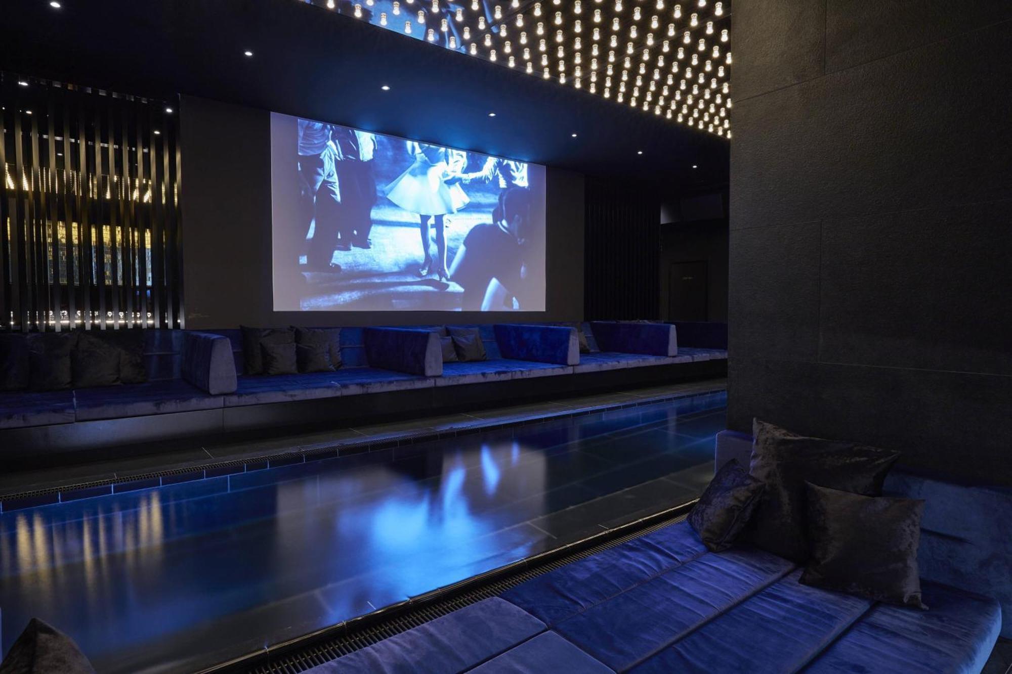 ホテル ルームス ミューニック オートグラフ コレクション ミュンヘン エクステリア 写真 The interior of the nightclub