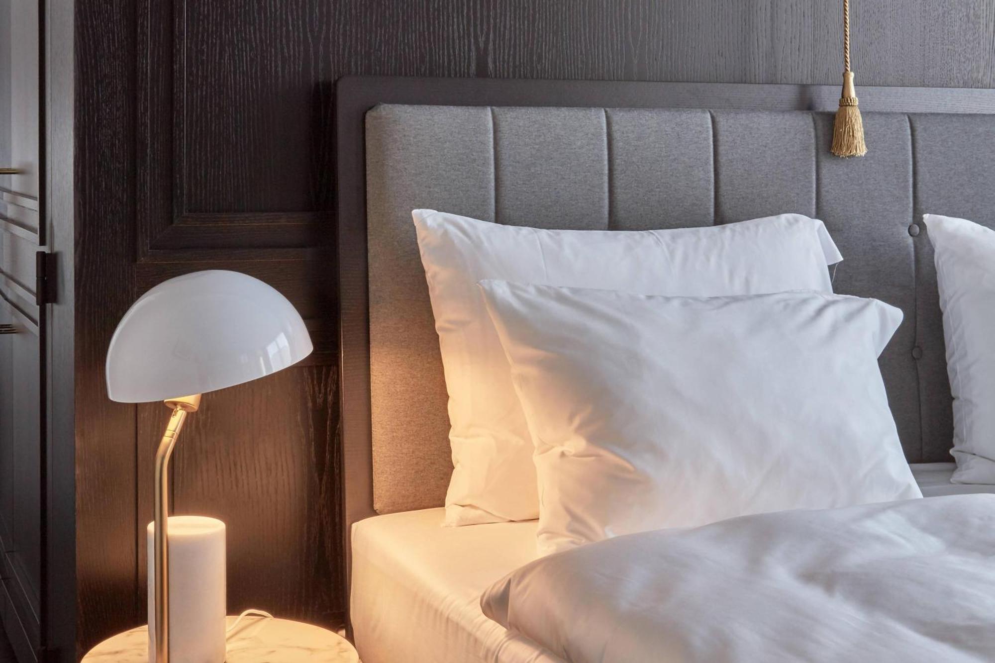 ホテル ルームス ミューニック オートグラフ コレクション ミュンヘン エクステリア 写真 A bed with pillows