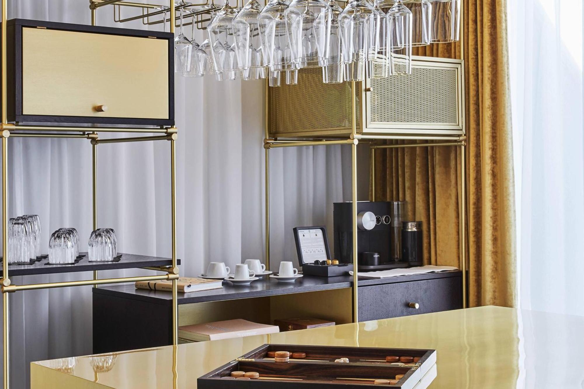 ホテル ルームス ミューニック オートグラフ コレクション ミュンヘン エクステリア 写真 A mini-bar in a hotel room