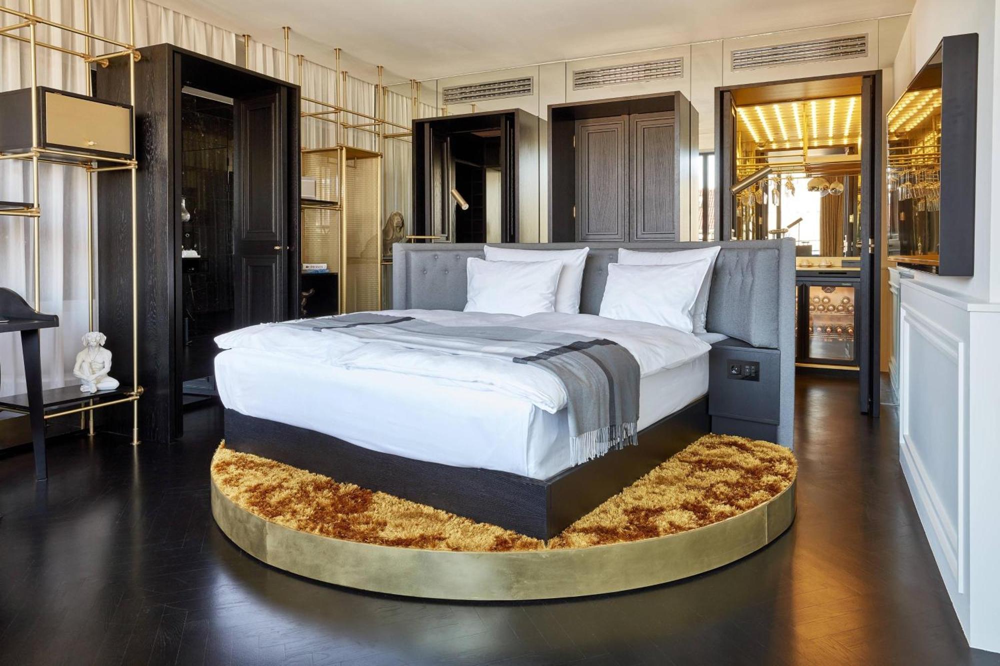 ホテル ルームス ミューニック オートグラフ コレクション ミュンヘン エクステリア 写真 A bedroom at the Mandarin Oriental, Munich